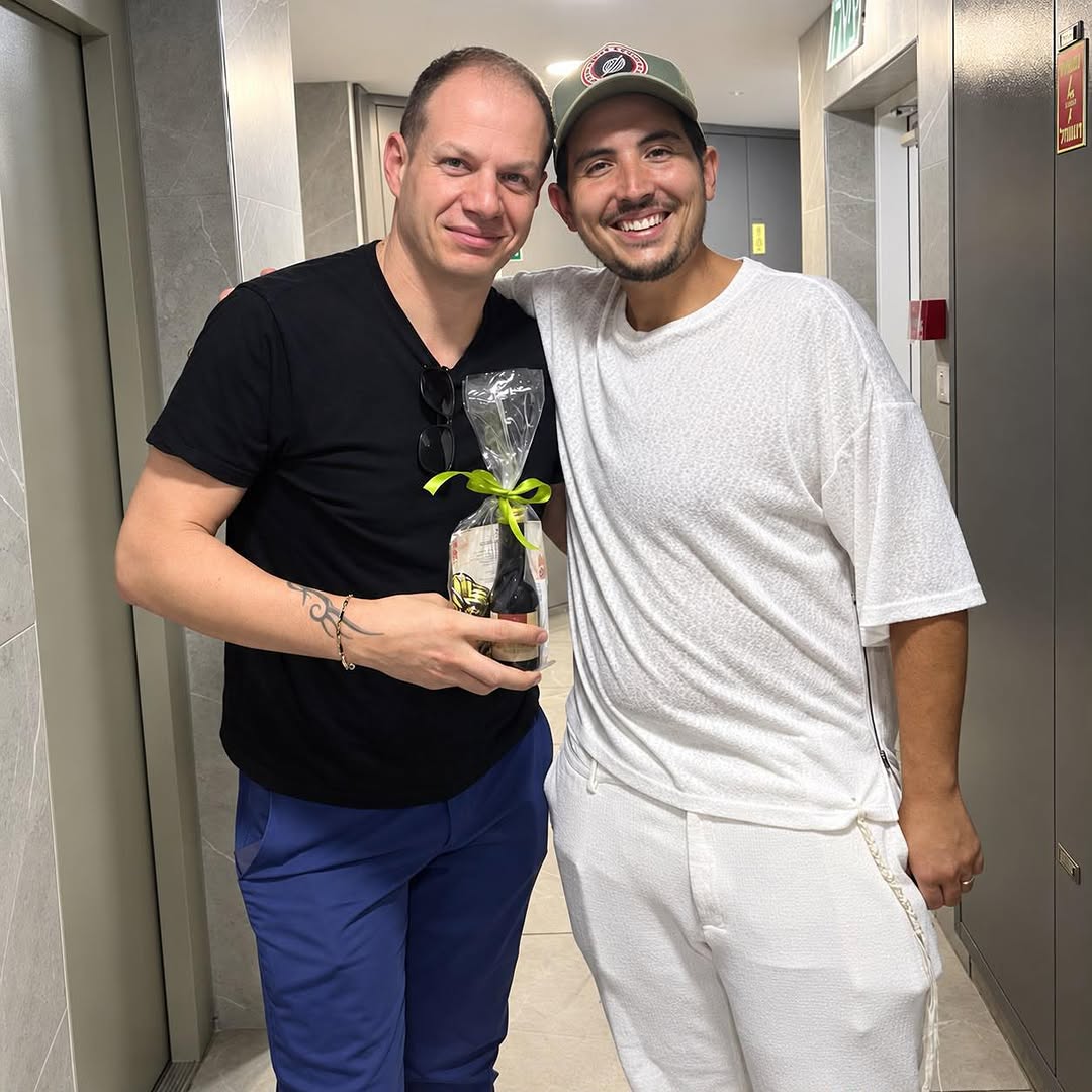 נציג ALTIT LUXURY עם דייר במהלך ביקורי ראש השנה בבניינים שבניהול החברה